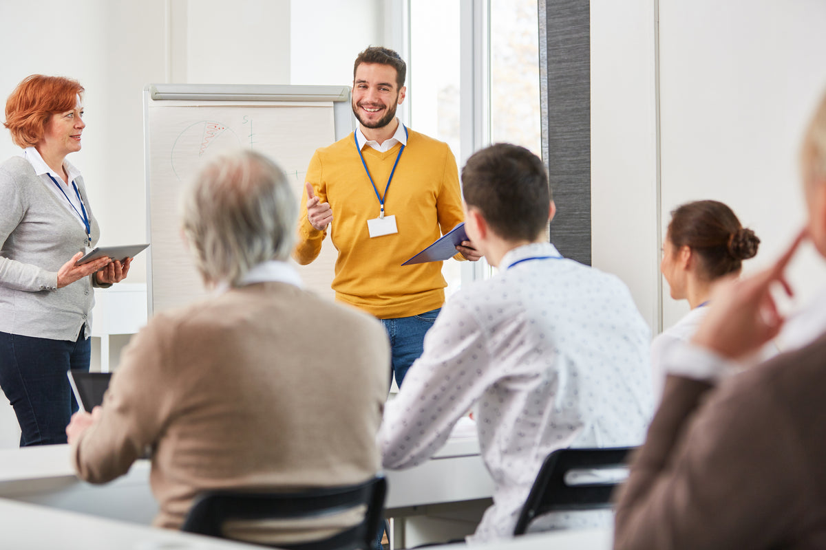 Referent leitet ein Seminar zum betrieblichen Eingliederungsmanagement in einem hellen Büro.